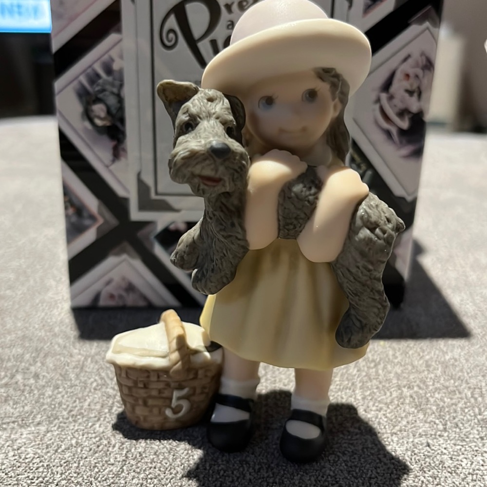 Figurine ( pretty as a picture)